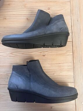 ECCO Blue Leather Ankle Booties Size 8 Comfort Walking Shoes Minimalist